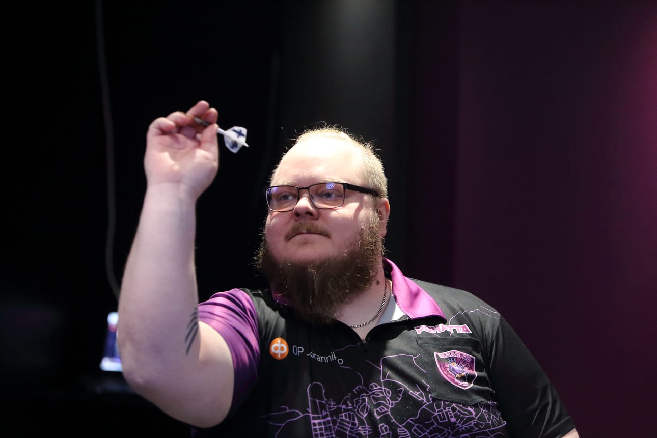 Jesse Jokilehto löysi itse dartsin nelisen vuotta sitten, kun hän innostui kavereidensa kanssa heittämään tikkaa.