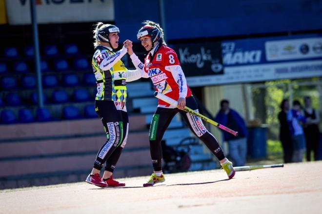 Naisten ykköspesiksen ottelu oli lauantaina Joensuun juhlaa. Juoksua tuulettivat mm. Juulia Eskman ja Henna Hakulinen. KUVA: PAULA KASKIMAA