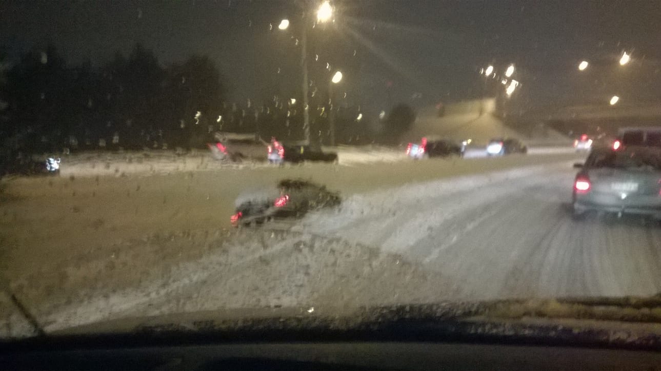 Auto suistui syvälle lumipenkkaan Kaakkurin rampissa perjantaiaamuna.