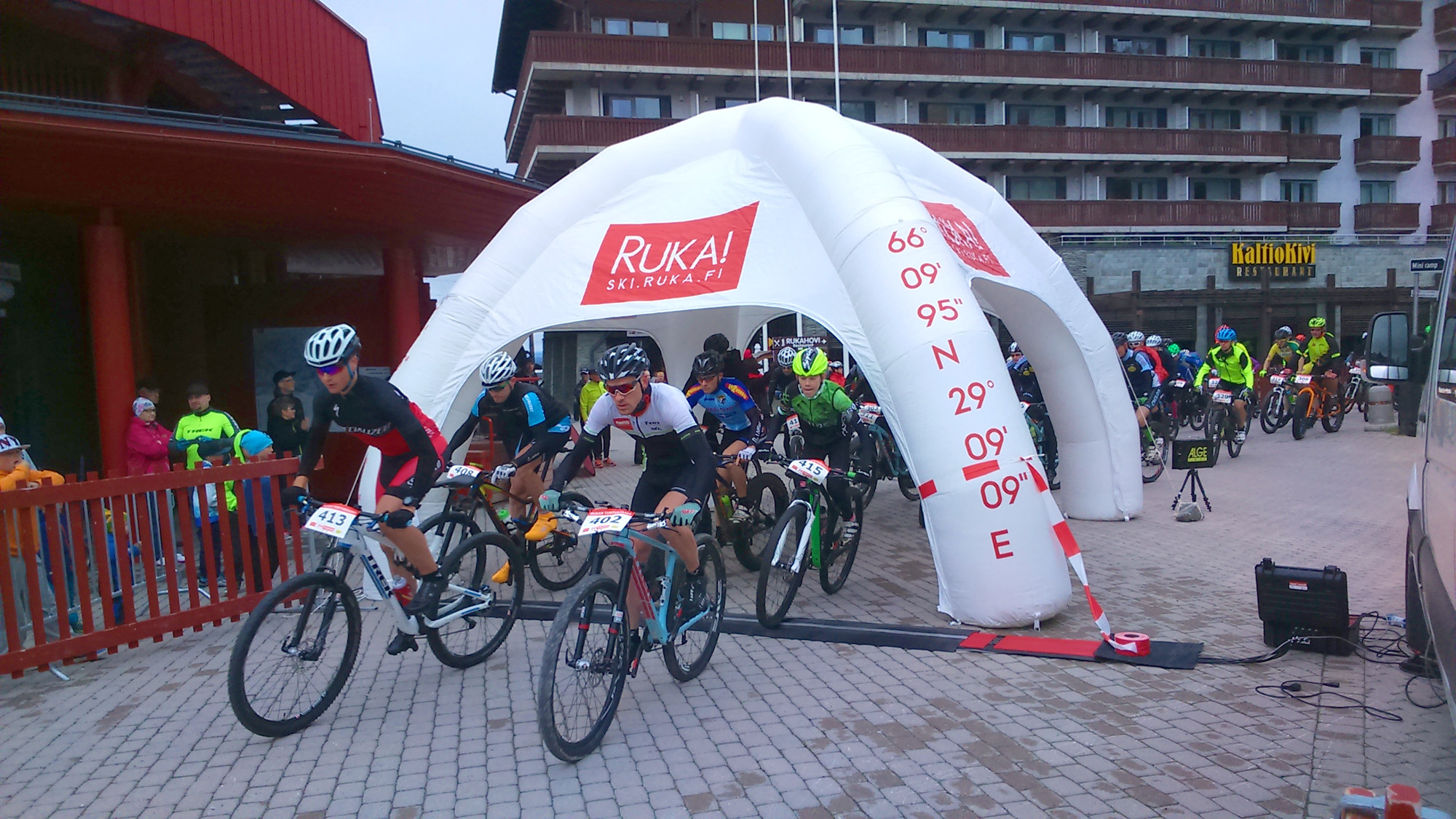 Startissa 51 kilometrin matkan kolme nopeinta Kalle Kauppinen (numero 402),  Matti Tahkola (413) ja Niko Heikkilä (415).