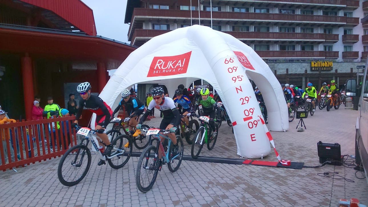 Startissa 51 kilometrin matkan kolme nopeinta Kalle Kauppinen (numero 402), Matti Tahkola (413) ja Niko Heikkilä (415).