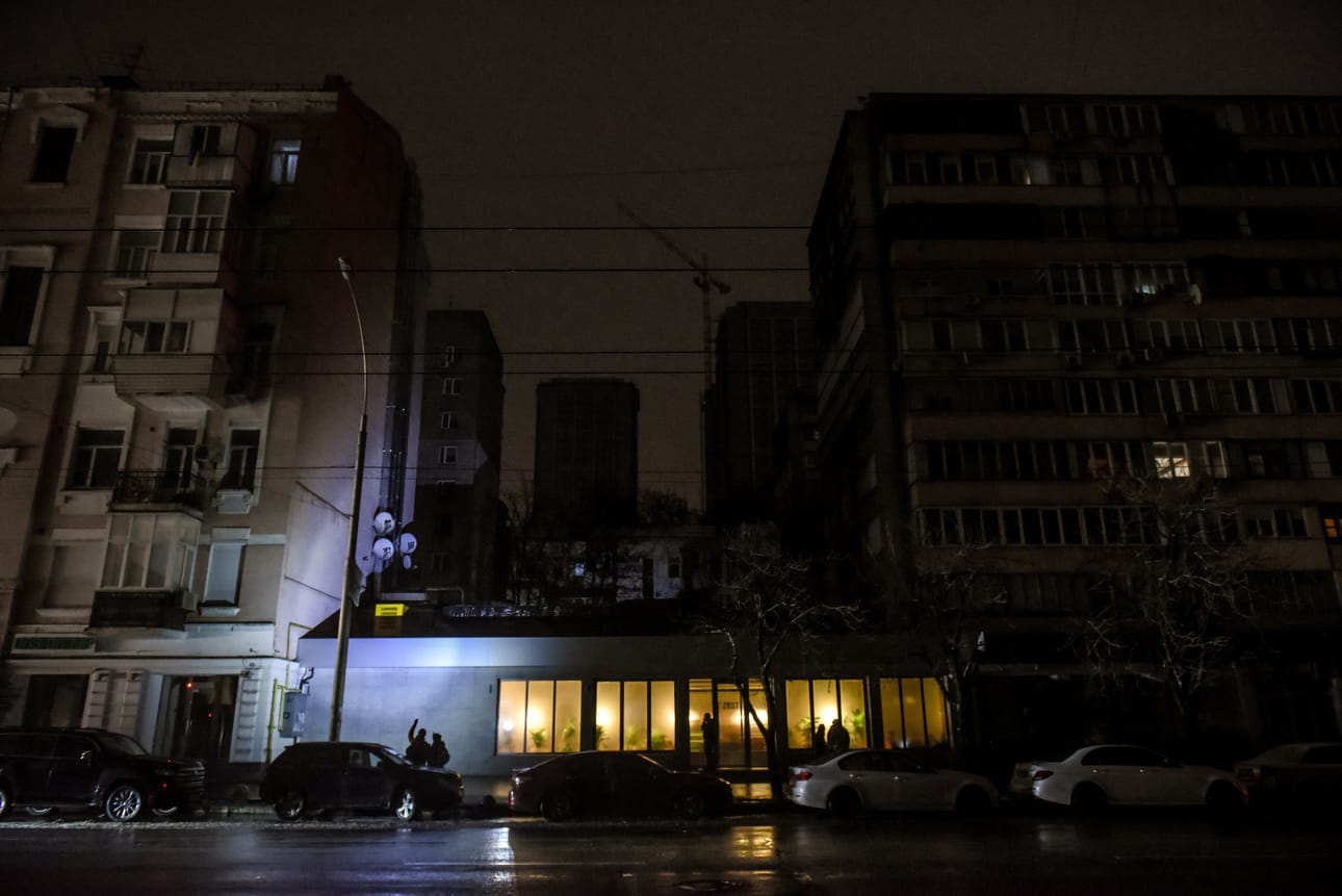 Ukrainan infrastruktuuri on kärsinyt Venäjän hyökkäyksessä pahoja vahinkoja ja sähkökatkot ovat yleisiä. Kuva on otettu Kiovasta 29. marraskuuta.