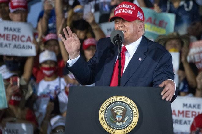 Liikemies Donald Trumpista tuli presidentti vuoden 2016 vaaleissa. Tässä hän kampanjoi Floridassa tämän vuoden marraskuussa. KUVA: CRISTOBAL HERRERA-ULASHKEVICH / EPA