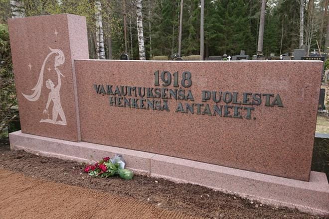Seinäjoen museotoimenjohtaja Susanna Tyrväinen korostaa, että jo olemassa olevaa, kuten kuvan Törnävän hautausmaan punaisten, muistomerkkiä ei tule muuttaa. Asiasta riippuen kirkollisiin kohteisiin antaa lausunnon joko Museovirasto, Seinäjoen museot tai kirkon omat tahot. Erityislailla (kirkkolaki) suojellut kohteet kuuluvat Museovirastolle. Jos Museovirasto antaa lausunnon, se ei enää kysy asiasta Seinäjoen museopalveluista. Kuva: Heikki Peltokangas
