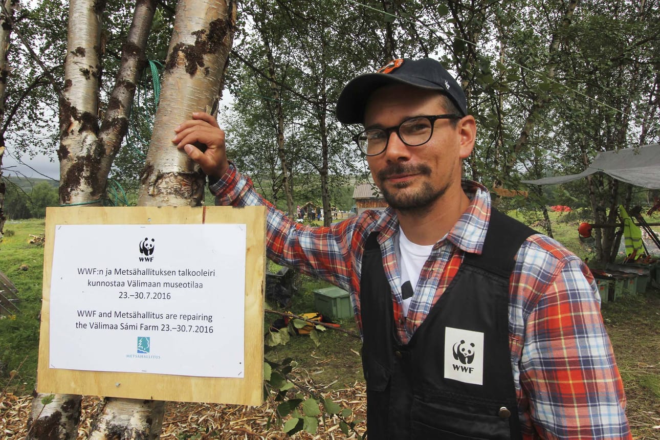 Suomi ei tee poikkeusta maailmanlaajuiseen vaelluskalakatoon, sanoo WWF Suomen suojeluasiantuntija Matti Ovaska. Kuvassa Ovaska talkooleirillä Utsjoella kesällä 2016.