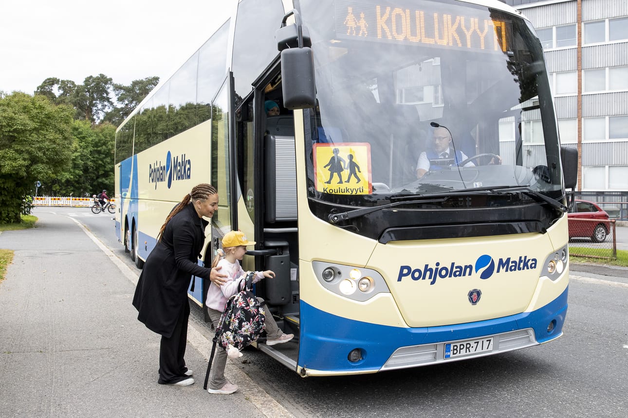 Linnea Lepistö saattaa Miriam Lepistöä ensimmäisenä koulupäivänä linja-autoon. Kuljettaja Pekka Koho vie Lintulammen koulun koululaiset väistötiloihin entiselle Oulunsuun koululle.