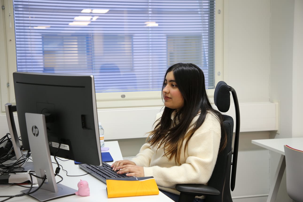 100 yritystä x 100 kv-osaajaa -kampanjassa nostetaan esiin yrityksiä, jotka ovat palkanneet kansainvälisiä opiskelijoita tai osaajia. Tarinoita julkaistaan Oulu2026-mediassa ja yhteistyökumppaneiden somekanavissa.