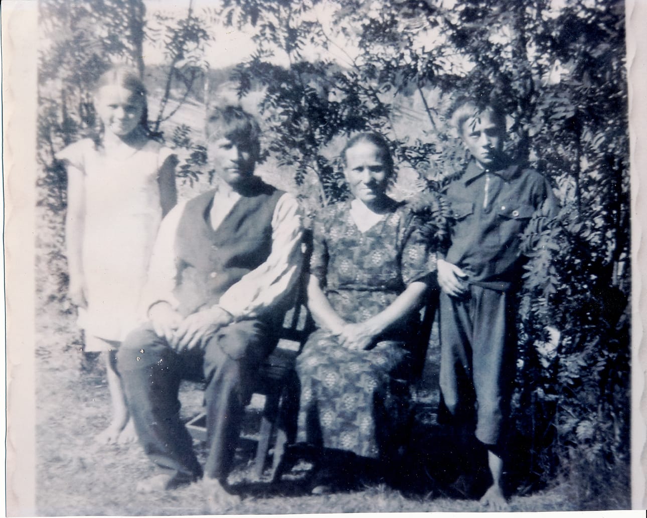Perhepotretissa Hilda, Heikki, Naimi ja Johannes Jokela.