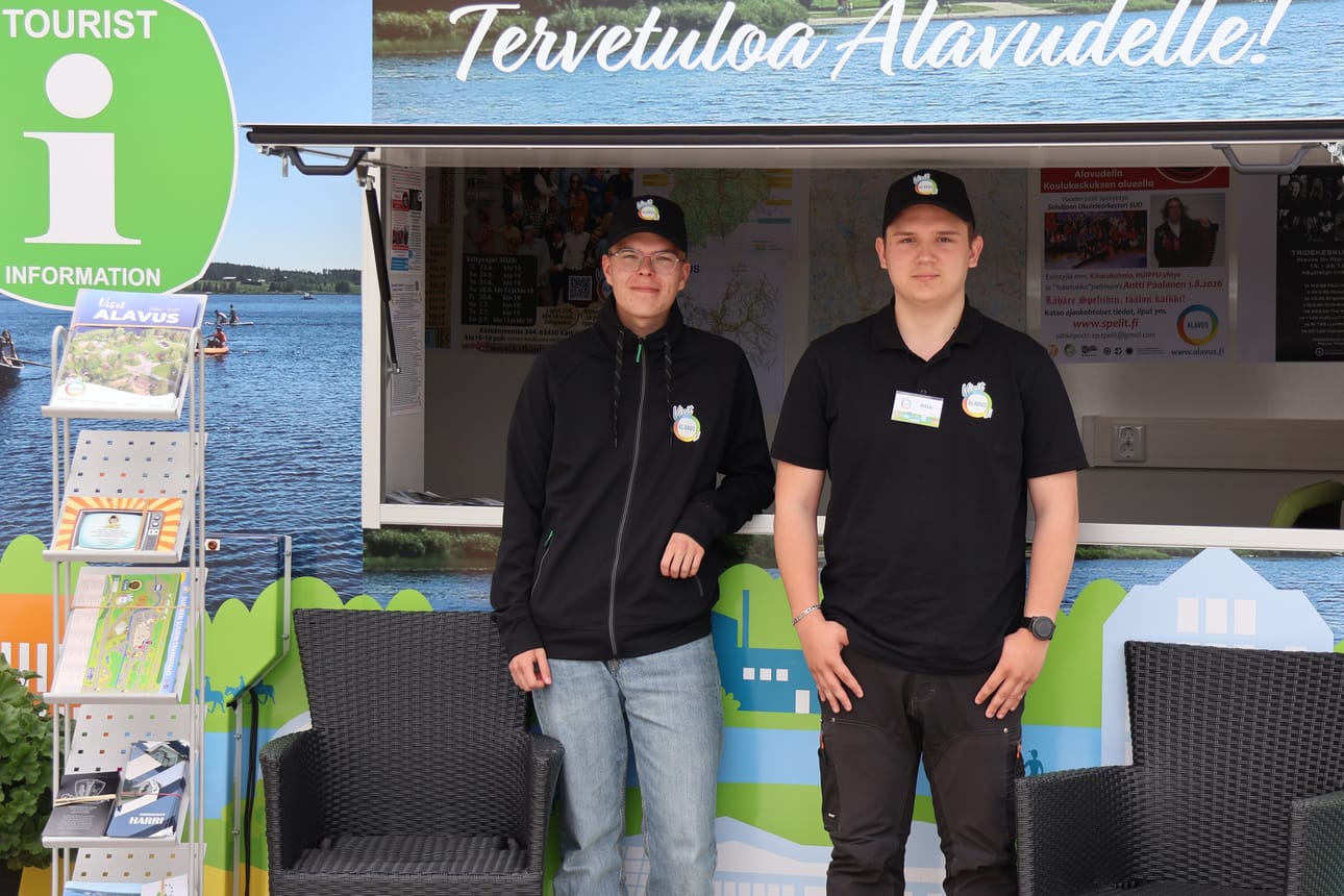 Alavuden kaupunki on avannut Tuuriin matkailuinfon, joka toimii kolmatta kesää liikuteltavassa tilamoduulissa. Infopisteellä kysymyksiin vastaavat kesätyöntekijät Matti Kujanpää ja Atte Liimatainen.