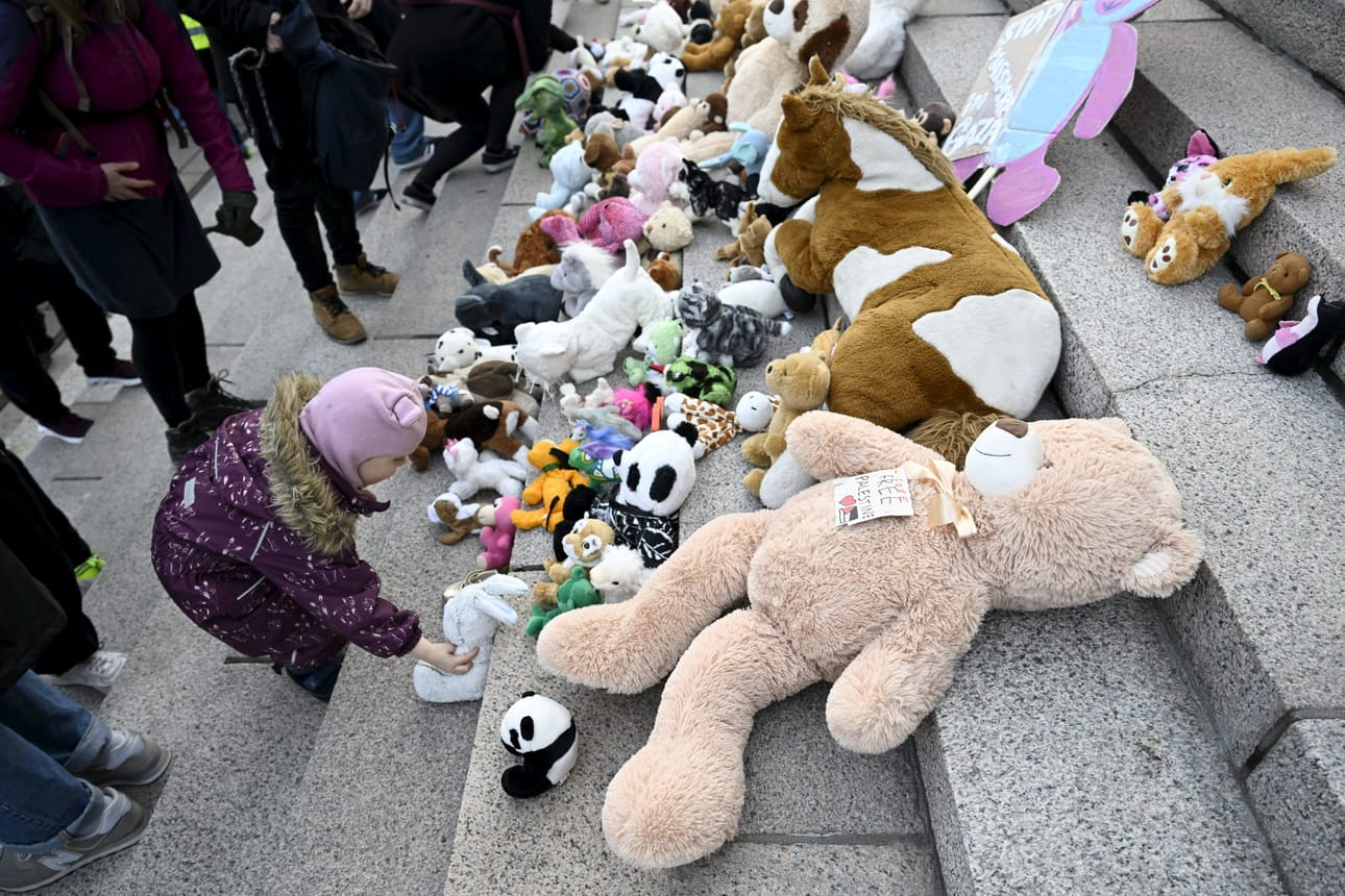 YK:n mukaan Gazassa on viime viikkoina raportoitu kuolleen ainakin yli 3 900 lasta, ja uhriluvun pelätään nousevan. LEHTIKUVA / VESA MOILANEN