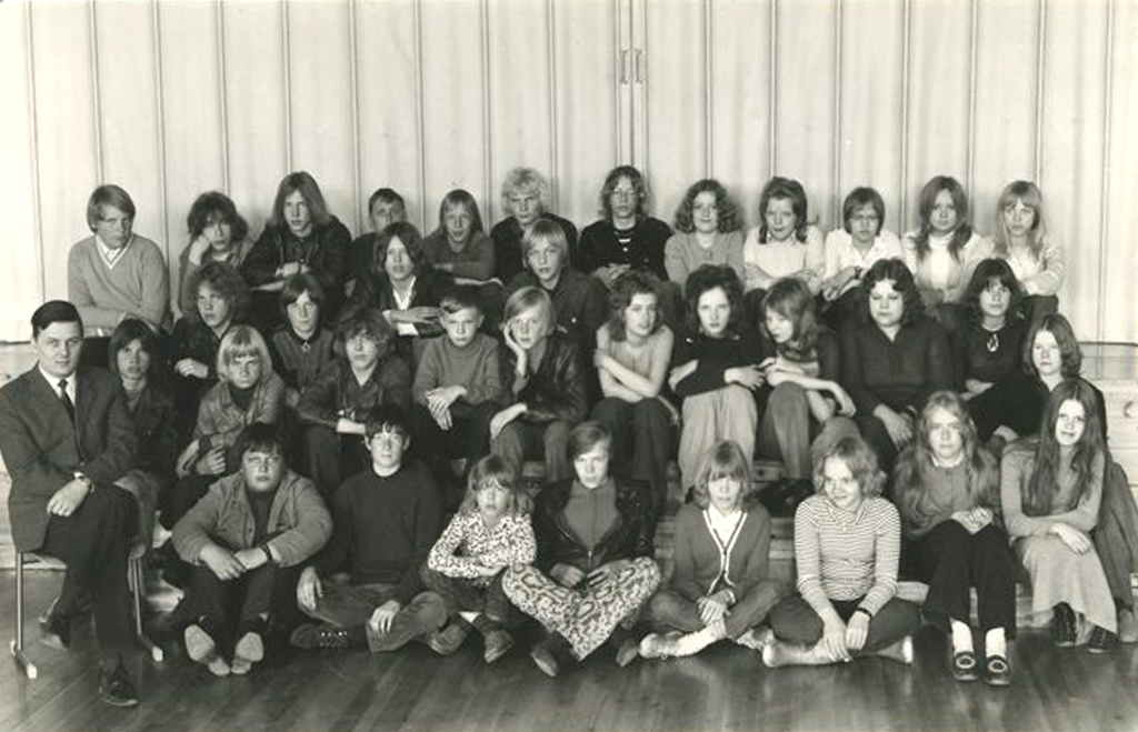 Lassinkallion yhteiskoulun 3A-luokka vuonna 1970–1971. Historian opettaja Pentti Pokela opettajille ajan tavan mukaan puvussa ja kravatissa vasemmalla eturivissä. Nuorisolla oli muodissa pitkä tukka.