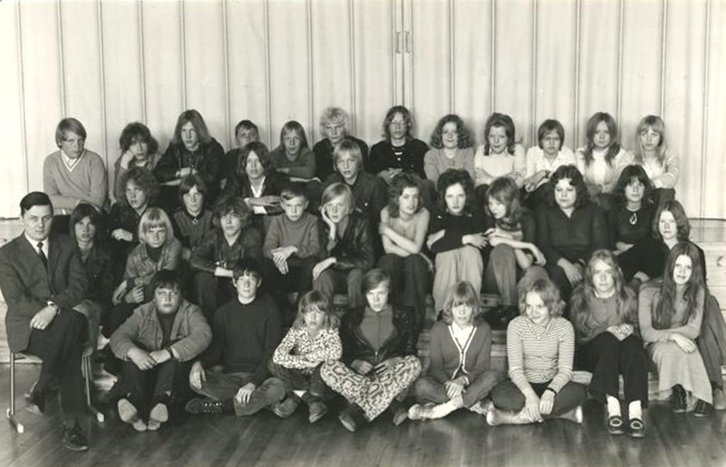 Lassinkallion yhteiskoulun 3A-luokka vuonna 1970–1971. Historian opettaja Pentti Pokela opettajille ajan tavan mukaan puvussa ja kravatissa vasemmalla eturivissä. Nuorisolla oli muodissa pitkä tukka.