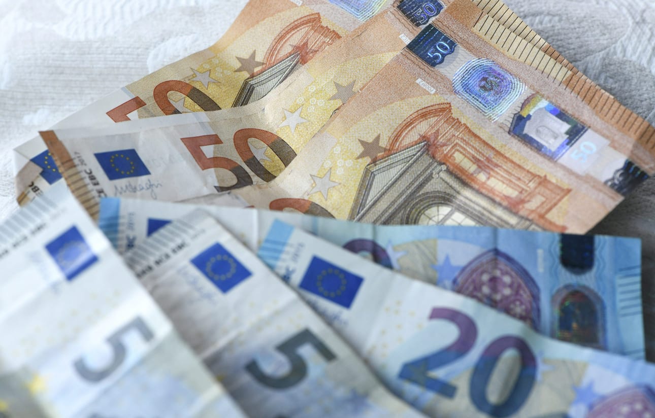 2000 euroa kuukaudessa tienaava hyötyy laskelman mukaan veronkevennyksestä noin 180 euroa vuodessa. LEHTIKUVA / Heikki Saukkomaa