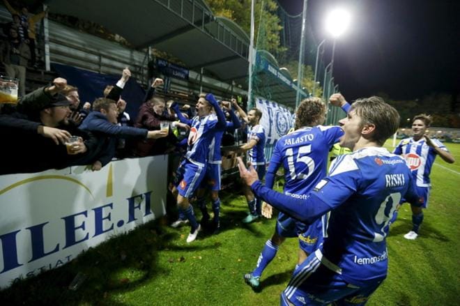 HJK:n pelaajat juhlivat jalkapalloliigassa sekä otteluvoittoa että mestaruuden varmistumista keskiviikkona Tampereella. KUVA: KALLE PARKKINEN / LEHTIKUVA