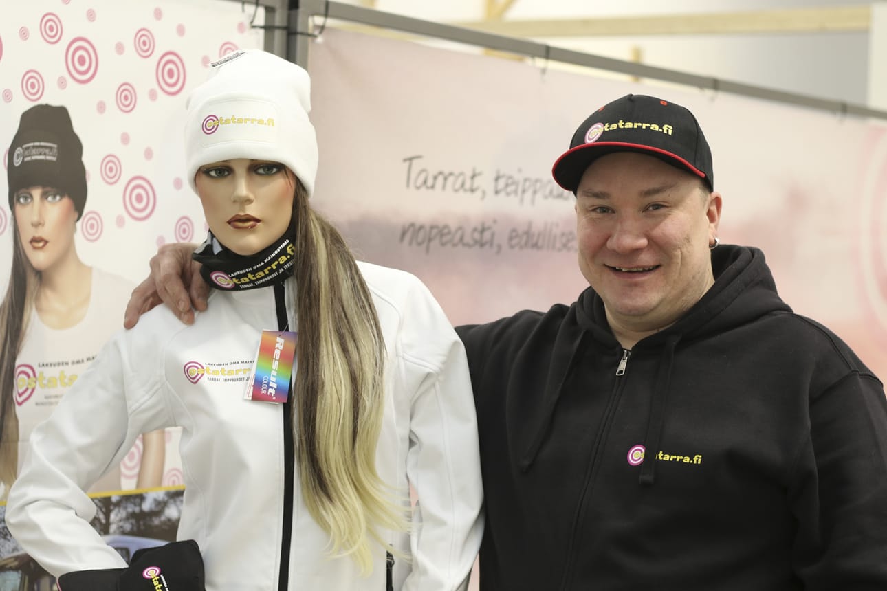 Sami Lehtola viihtyy työssään. Hän pitää asiakaspalvelusta ja mahdollisuudesta hyödyntää omaa luovuttaan.