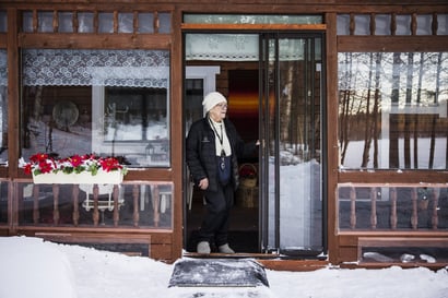 Anna-Liisa Kantola vastustaa matkailukeskusta, jota suunnitellaan hänen mökkimaisemaansa – matkailurakentaminen törmää yhä useammin asutukseen Rovaniemellä