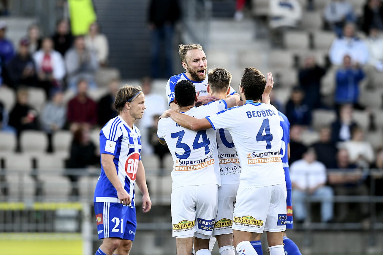 RoPS juhlii Lucas Lingmanin tekemää 2-1 johtomaalia. Porukan päällimmäisenä 1-1 tasoitusmaalin tehnyt Eetu Muinonen.