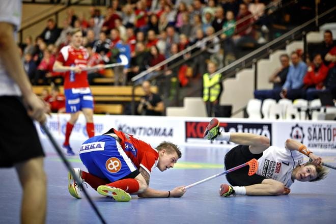 SPV:n Tuukka Kiviranta ja LaSB:n Henri Vilén törmäilivät. Vilén tuomittiin estämisestä kahden minuutin jäähylle, jonka aikana Juuso Keskinen laukoi kotijoukkueen ylivoimalla 1-0 johtoon. KUVAT: TOMI KOSONEN
