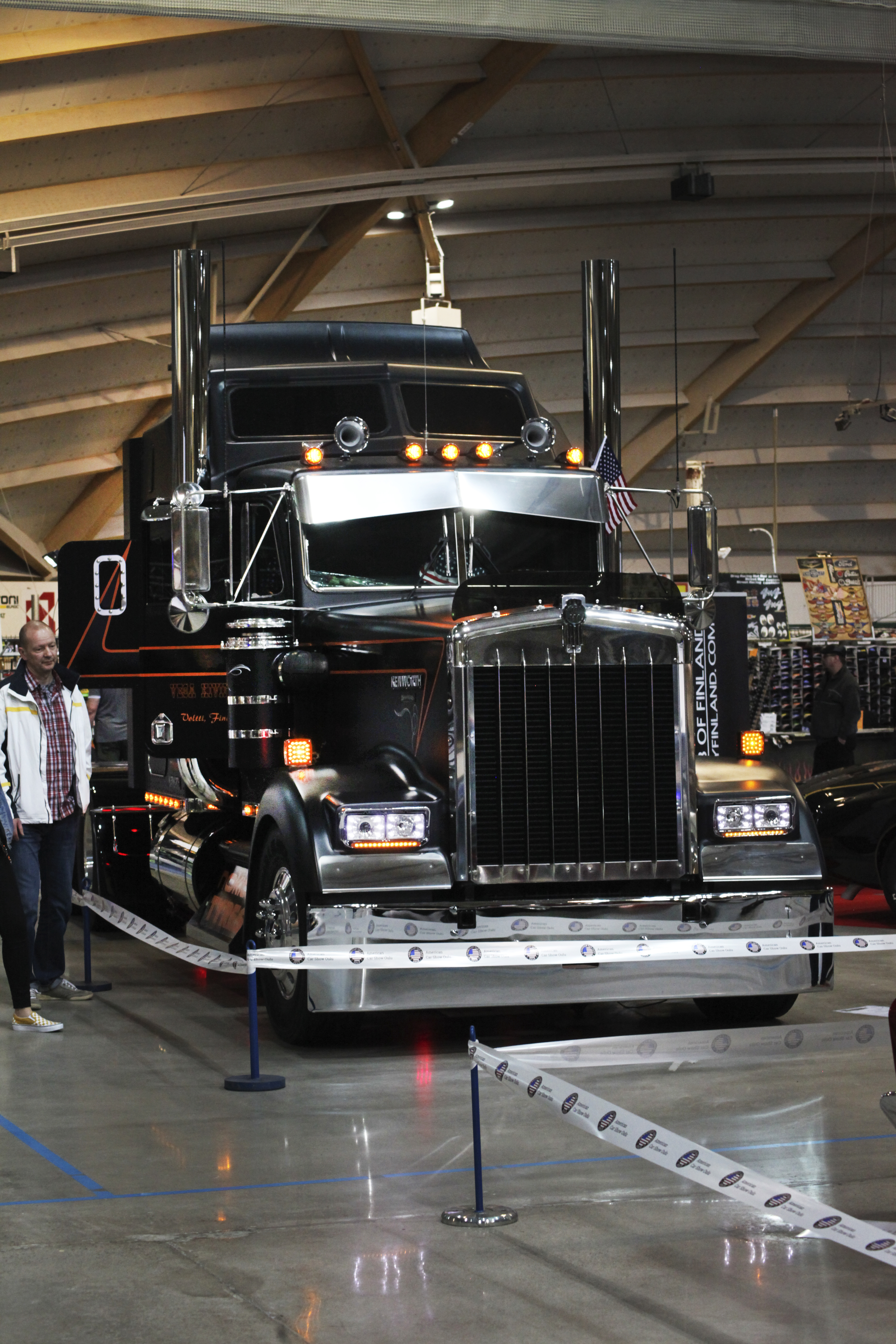 Tummanpuhuva Kenworth W900L 
