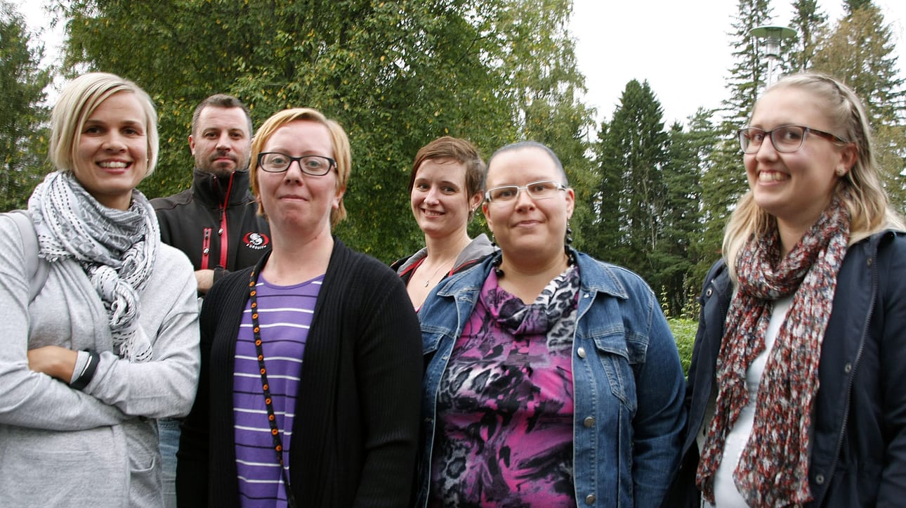 Paula Pirttikangas, Virpi Vähä, Henna Sorjonen ja Matilda Ilmonen Lintupuiston päiväkodista iloitsivat valtuuston päätöksestä. Takarivissä vanhemmat Teemu ja Hanna Bragge.