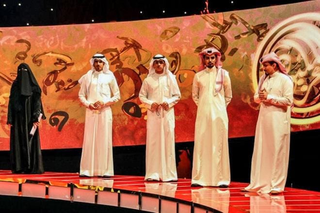 Saudiarabialainen Hissa Hilal (vas.) selvitti tiensä runouskilpailun finaaliin ainoana naisena ja asettui samalla alttiiksi kovalle kritiikille. KUVA: Yle Kuvapalvelu