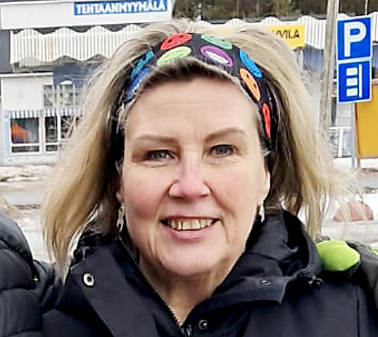 Vaalitiellä: Riitta Lompolojärvi pyrkii tapaamaan ihmisiä henkilökohtaisesti