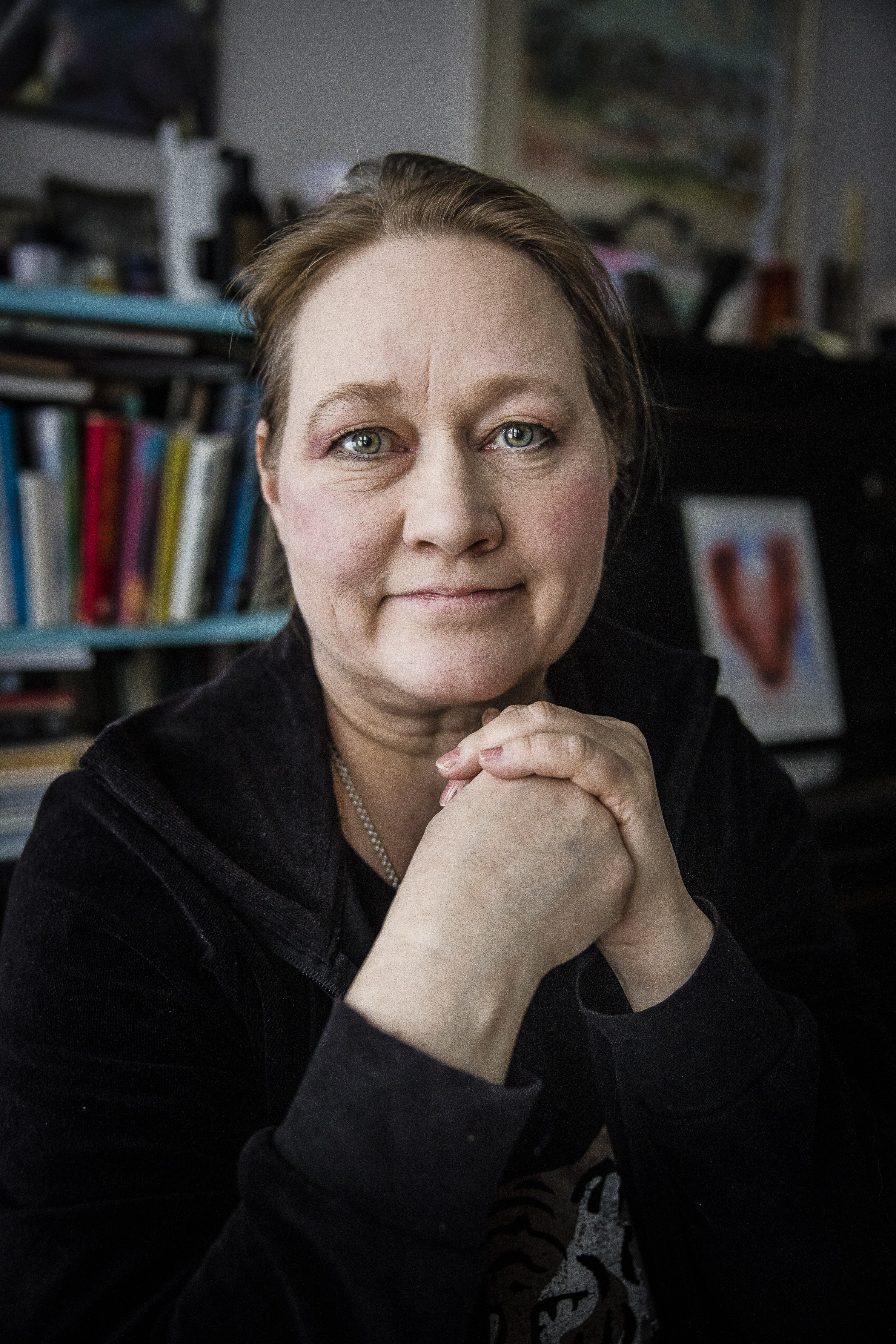 Karhu näyttäytyi Helena Junttilalle unessa, ja siitä tuli sodankyläläiselle taiteilijalle lähes tavaramerkki – sitten karhu löysi tiensä jopa oluttölkin kylkeen