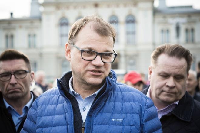 Juha Sipilä oli vielä luottavainen kampanjoidessaan Tampereella eduskuntavaalien alla. Tiistaina Sipilä kuitenkin ilmoitti luopuvansa puheenjohtajuudesta heikosti menneiden eduskuntavaalien takia. Uusi puheenjohtaja valitaan ylimääräisessä puoluekokouksessa syyskuussa. KUVA: Timo Marttila