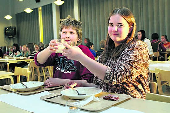 Kippis ja kulaus! Tommi Keskisarja juo päivittäin kolmisen lasia maitoa. Niina Rajala puolestaan nauttii 3-4 maitolasillista. Yleisimmin lasiin lorahtaa rasvatonta. Se on hyvää, kaksikko perustelee.