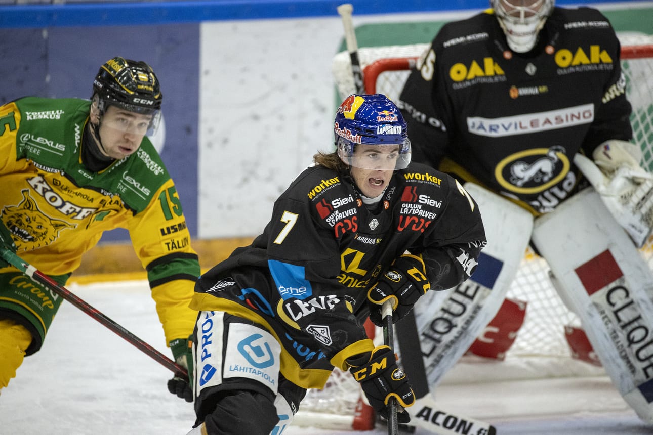 Topi Niemelä (7) palasi Kärppien kokoonpanoon Nuorten Leijonien MM-kisakomennuksen jälkeen. Ilves-ottelusta jäi käteen tyhjä arpa.