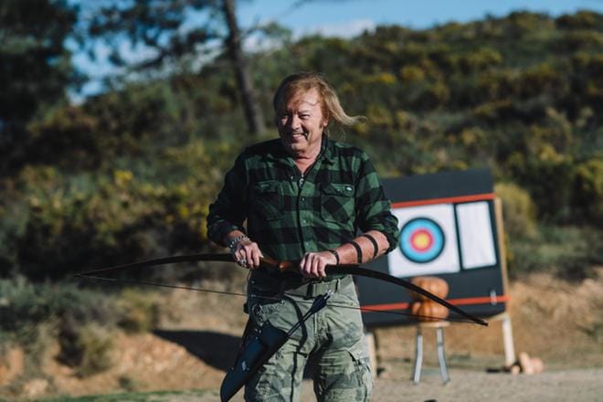 Dannyn päivä aloittaa kahdeksannen Vain elämää -tuotantokauden. Danny hurmaa yleisön myös jutuillaan. Hän on tehnyt musiikkiuralla jo kaiken paljon ennen muita.