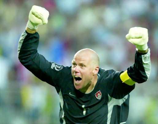 Yllätys on valmis. USA:n maalivahti Brad Friedel ei ole pysyä nahoissaan, kun Portugali on kaatunut 3-2.