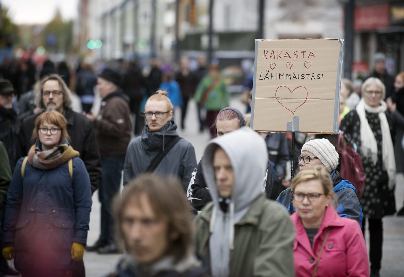 Peli poikki! -mielenosoituksella vastustettiin rasismia ja fasismia.