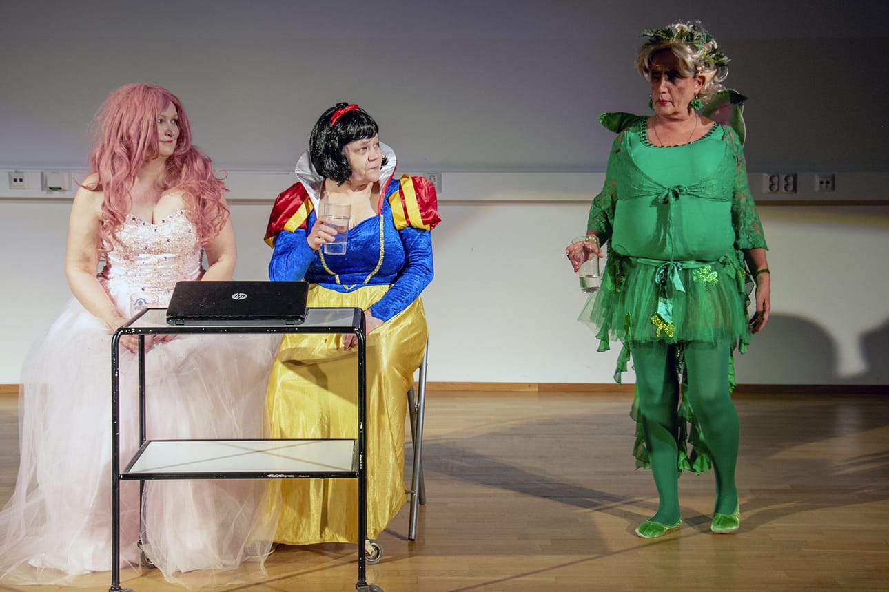 Sketsissä Satuelämää, tunnetut lastensatujen hahmot pohtivat nykyprinssejä ja muun muassa seitsemää pientä miesoletettua. Rooleissa Heidi Laurila, Satu Kriikkula ja Anne Hakkoomäki.