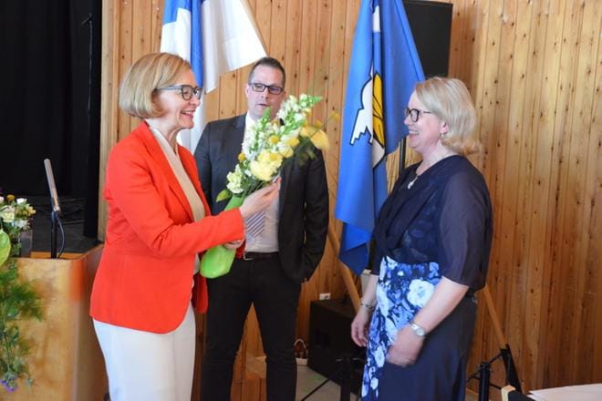 Eduskunnan puhemies Paula Risikko vieraili Alajärven Yrittäjien 50-vuotisjuhlassa kaksi vuotta sitten. Hän sai kukat Kirsi Kujalalta, taustalla Toni Harjula.
