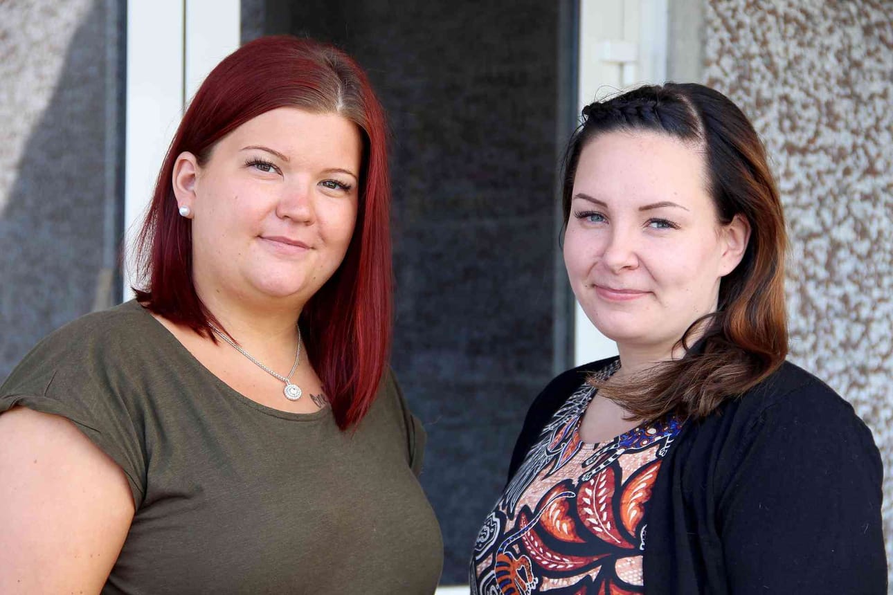 Oulaistelainen Niina Heikkilä (oik.) toteutti haaveensa ja perusti oman lounaskahvilan. Työntekijäksi hän pyysi naapurinsa Matilda Holmin.