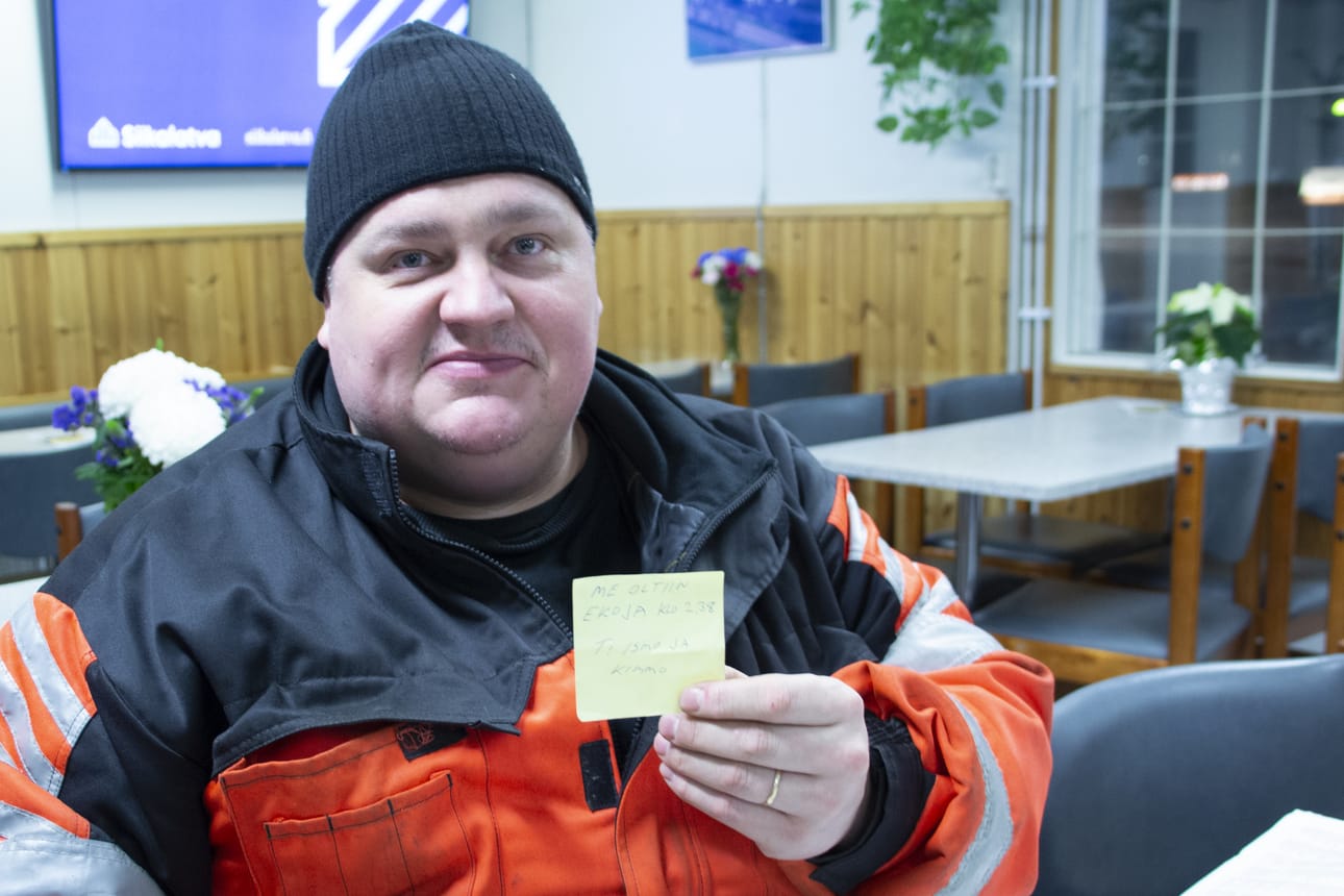 Ismo Tuomaala oli huoltamon pihalla tuurin vaihdossa jo kello 2:38 ja jätti Kimmo Tuomaalan kanssa lapun todisteeksi huoltamon oveen, että he olivat ensimmäisenä liikkeellä, kun ämpäreitä jaettiin.