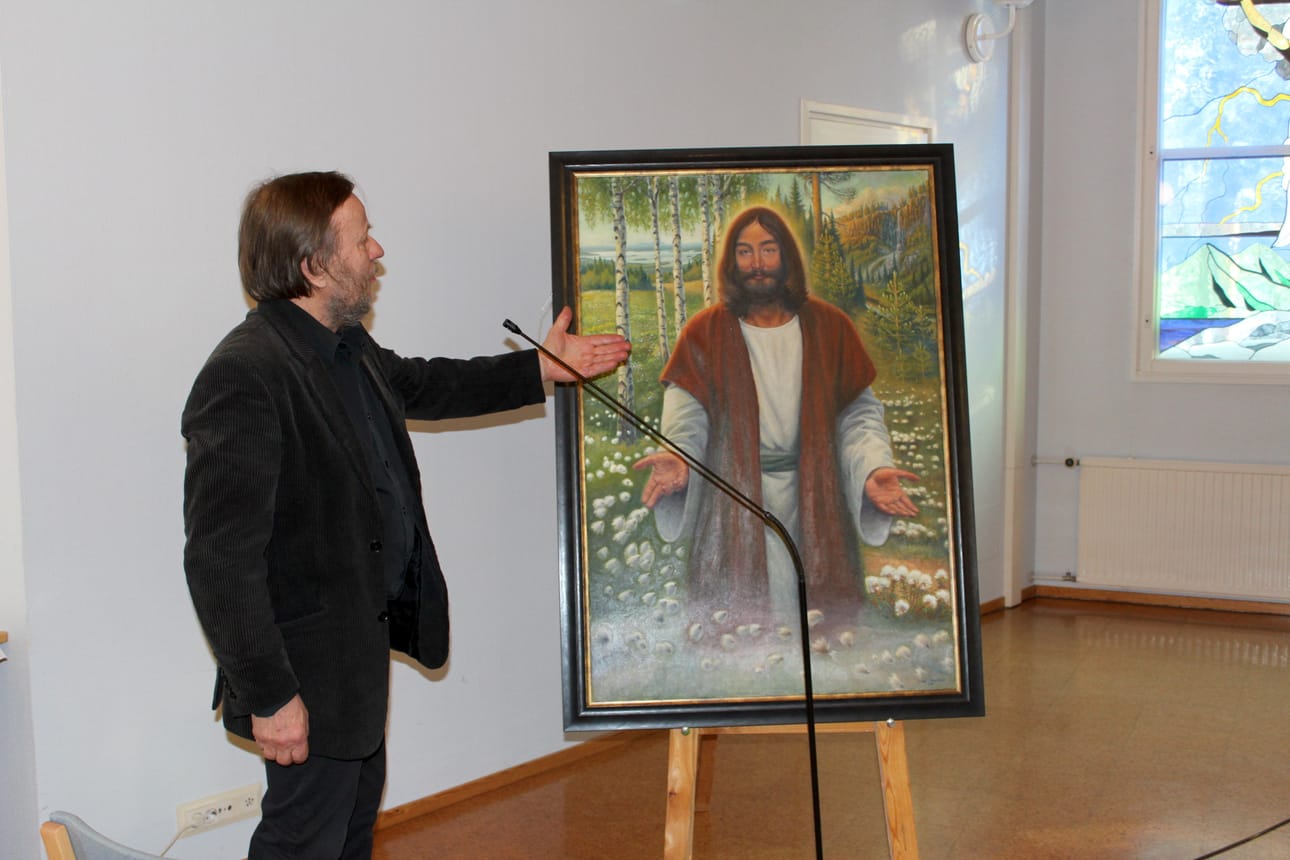 Taulun maalannut Olli Moisio esitteli sen seurakuntatalolla lauantaina. Kuvainnollisesti Jeesus on siinä käymässä Posiolla. Tunnelma on rauhallinen Jeesuksen kutsuvine käsineen. Siinä on myös symboliikkaa vihreine niittyineen ja tupasvilloineen.