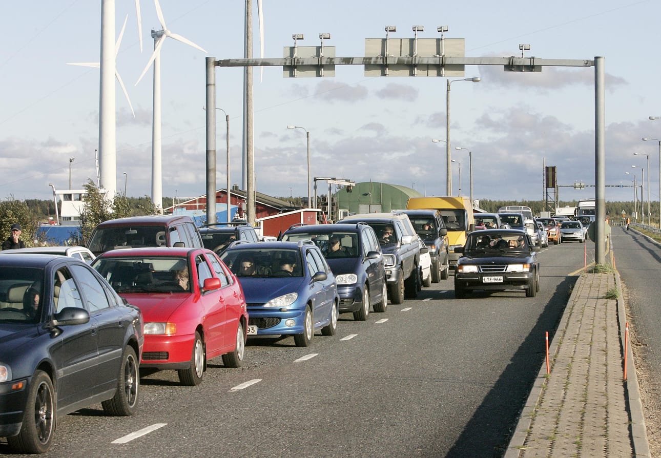Hailuodon lauttaliikenteessä käytössä oleva etuajo-oikeusjärjestelmä voi muuttua tai poistua käytöstä kokonaan, jos Varsinais-Suomen ely-keskus toteuttaa kaavailunsa. Nykyään etuajo-oikeutettuja ovat muun muassa saaressa vakituisesti asuvat sekä siellä työssä käyvät.