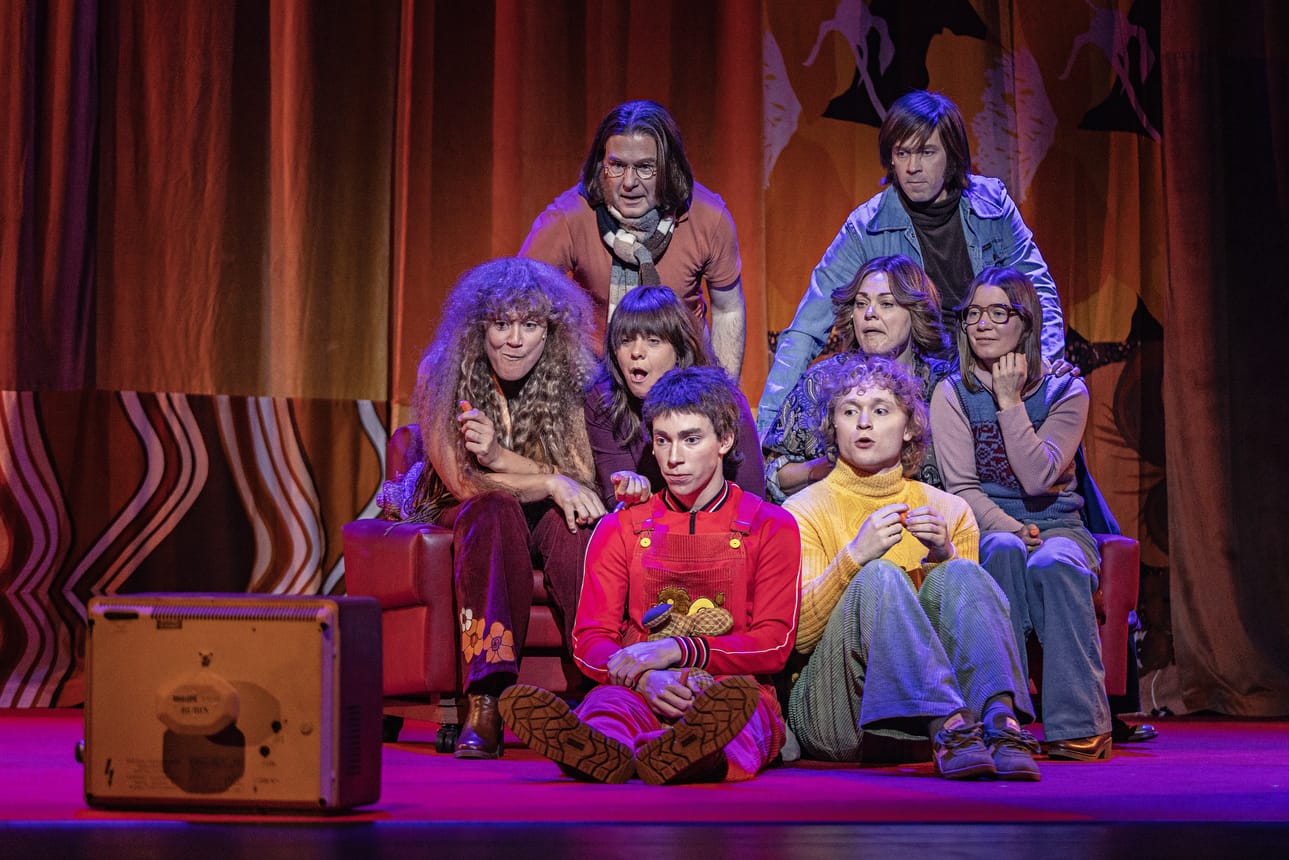 Thomas Lundin, Markus Lytts, Maria Udd, Susanne Marins, Tove Qvickstroem, Julia Johansson, Silas Lorenz ja Joel Häggblom näyttelevät Wasa Teaterin syksyn uutuusnäytelmässä Tillsammans.