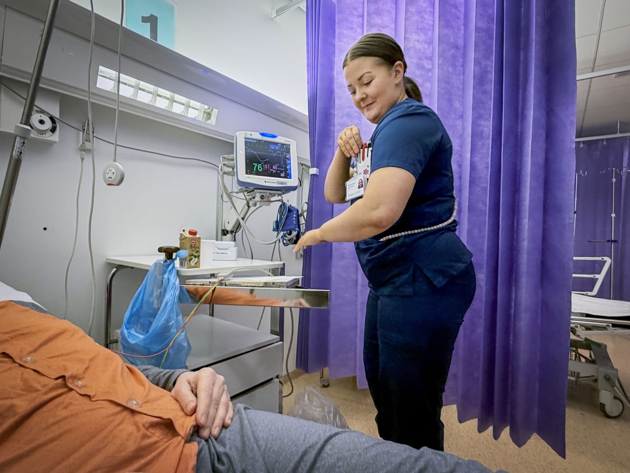 Emilia Kunnari on mitannut akuuttiklinikan tarkkailupaikalla olevan potilaan verenpaineen. Viisipaikkainen osasto on tarkoitettu lyhytaikaiseen hoitoon ja seurantaan. Sieltä potilas ohjataan jatkohoitoon tai kotiutetaan.