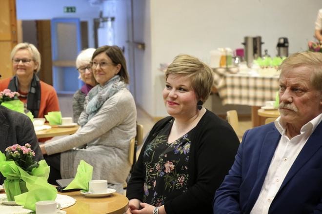 Ministeri Annika Saarikko (2. oik.) tapasi asukkaita, henkilökuntaa ja kaupungin edustajia Lehtimäen opistolla. Kuvassa oik. Kauko Ukonmäki. KUVA: JOHANNA KATAJA