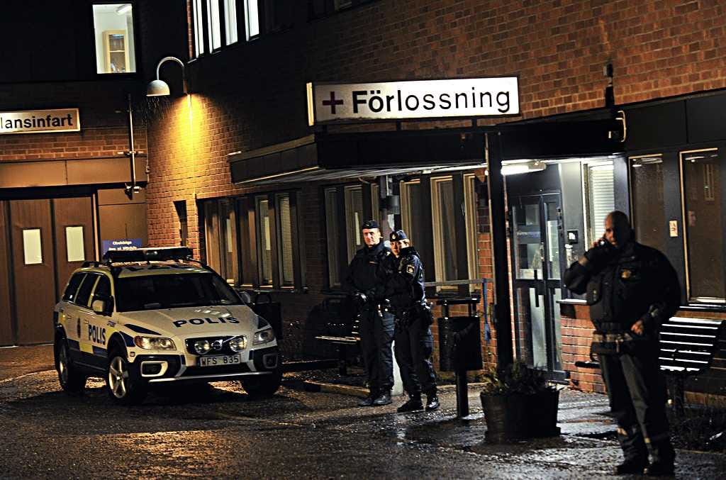 Poliisit valvovat Karoliinisen yliopistosairaalan ovella.