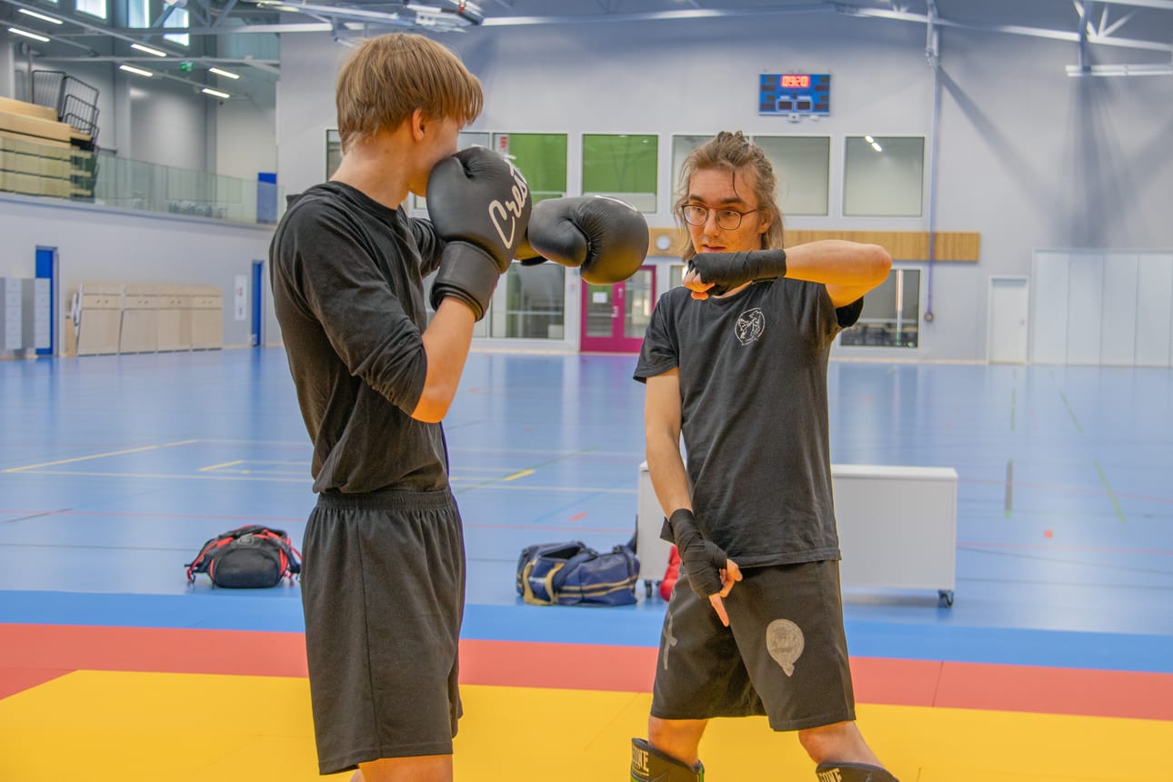 Antti Suvanto (oik.) on Limingan Kickboxing -seuran päävalmentaja. Elias Kangasoja aloitti harrastuksen vuosi sitten. Hän käy treeneissä kaksi kertaa viikossa.