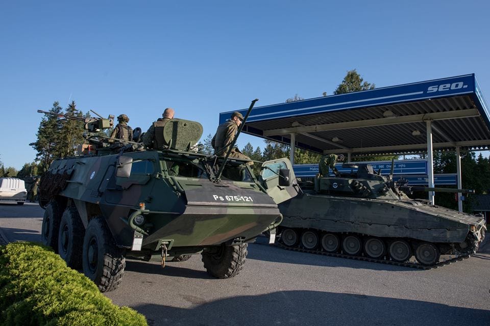 Armeijan ajoneuvoja näkyi Kuusamonkin liikenteessä maanantain ja tiistain aikana. Kuva on yhtä aikaa Kainuun harjoitusten kanssa Etelä-Suomessa pidetyistä paikallispuolustusharjoituksista.