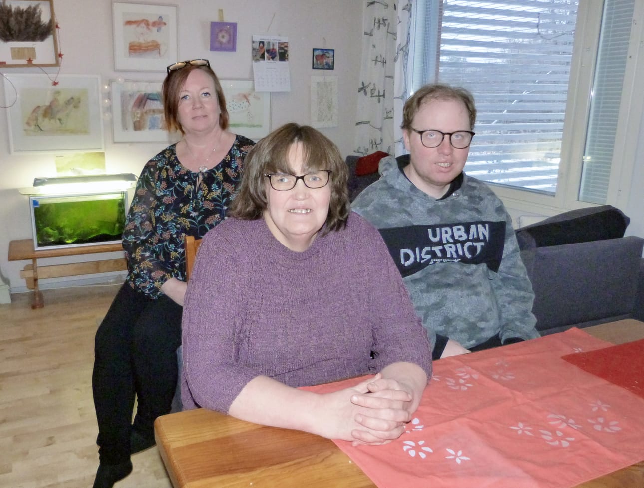 Mirjami Kontolampi ja Joona Kauppi ovat yhteisöllisen asumisen asiakkaita Aspa-koti Härmänrannassa. Mirjamin asunnolla heidän seurassaan on vastaava ohjaaja Kati Kaikkonen-Hakala.