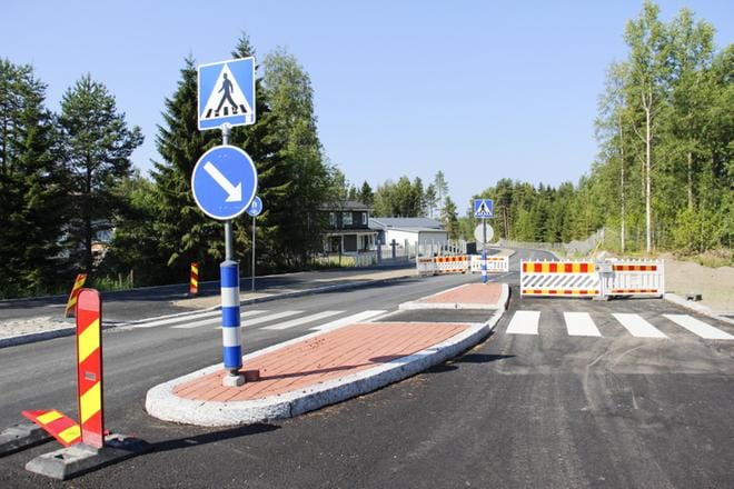 Autoilijat ovat jo käyttäneet uutta Pohjolankadun tieosuutta, vaikka tien molemmissa päissä on ollut ajamista kieltävät kyltit. Tie suljetaan nyt kokonaan korjaustöiden ajaksi. KUVA: HENRI POHJALA