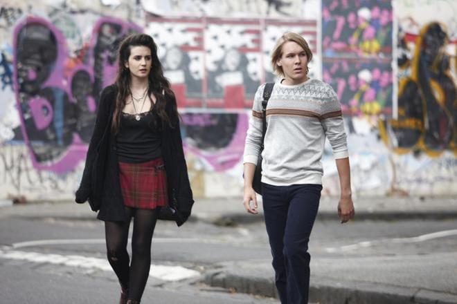 Julian Assangen tarinan kertovan elokuvan pääosassa on Callan McAuliffe. Rachel Griffiths näyttelee Christine Assangen roolin. KUVA: TV5