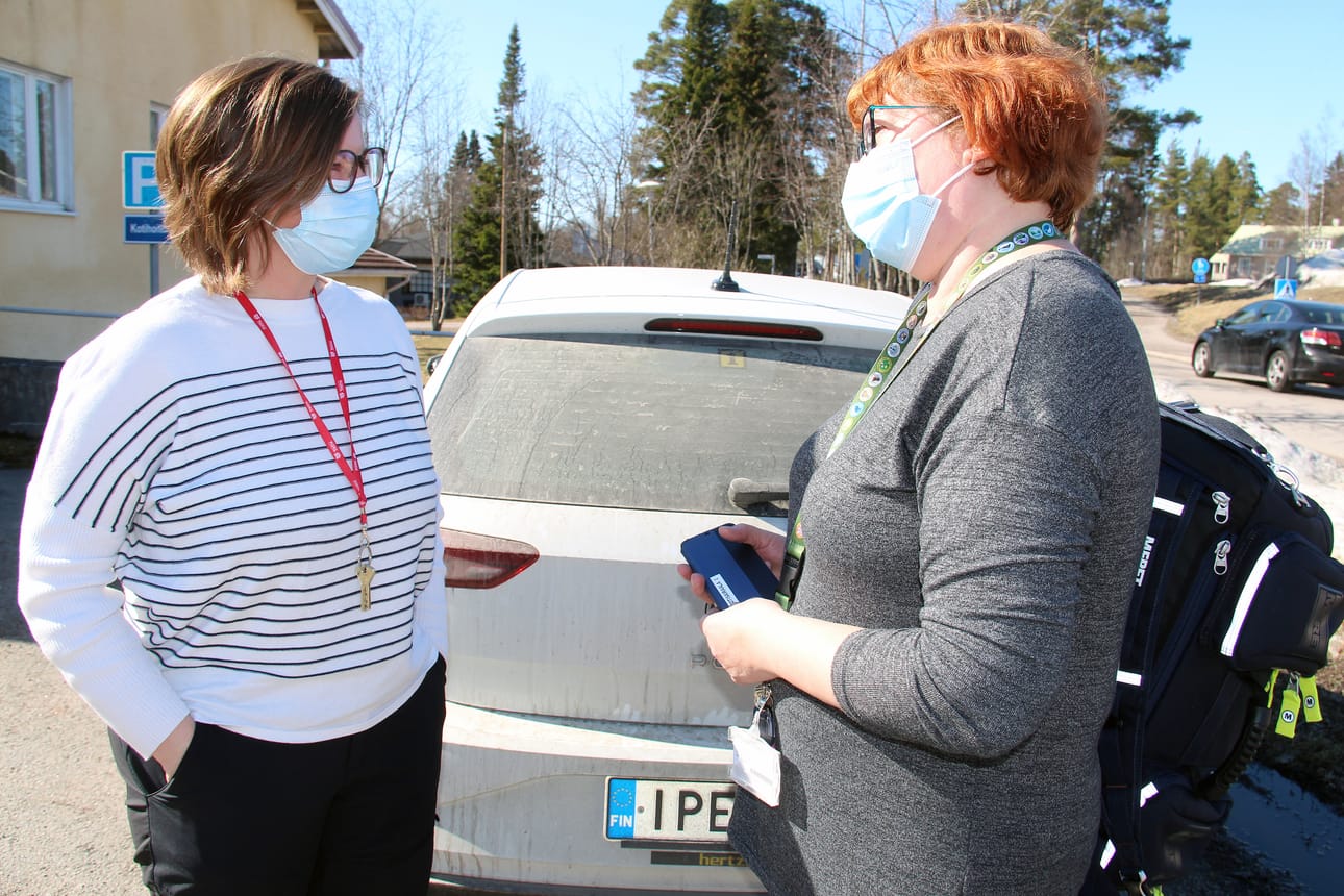 Sairaanhoitaja Riitta Ojantakanen (oik.) palamassa hoitolaukkunsa kanssa kotona sairastavan potilaan luota. Tiimivastaava Johanna Kantola kertoo, että hoitajat menevät asiakkaiden luokse ennaltasovittuna aikana ja varmentavat sekä oman että asiakkaan tunnistetiedot kohdatessa.