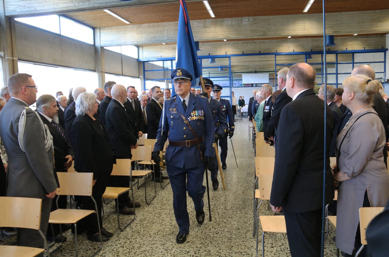 Entisen Lentosotakoulun muonituskeskuksessa, nykyisessä Hela-Ravintolassa pidetyn tilaisuuden aluksi Aulis Puro-Aho kantoi tervehdyskäynnille saadun Ilmasotakoulun lipun sisään. Lippu-upseereina toimivat Jorma Risku ja Jarmo Kirkkomäki.